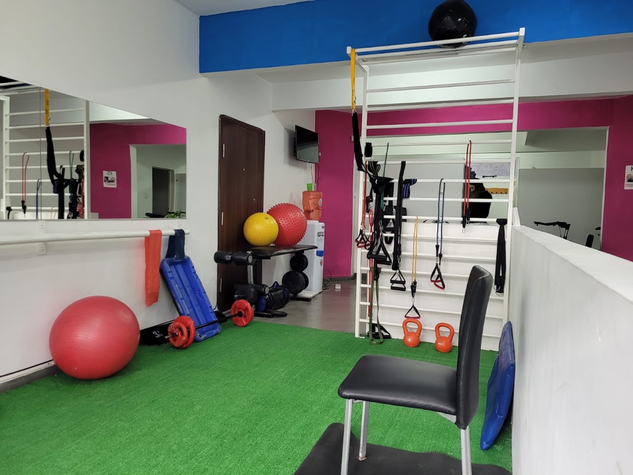 Sala principal de kinesiología con camillas ergonómicas y luz natural