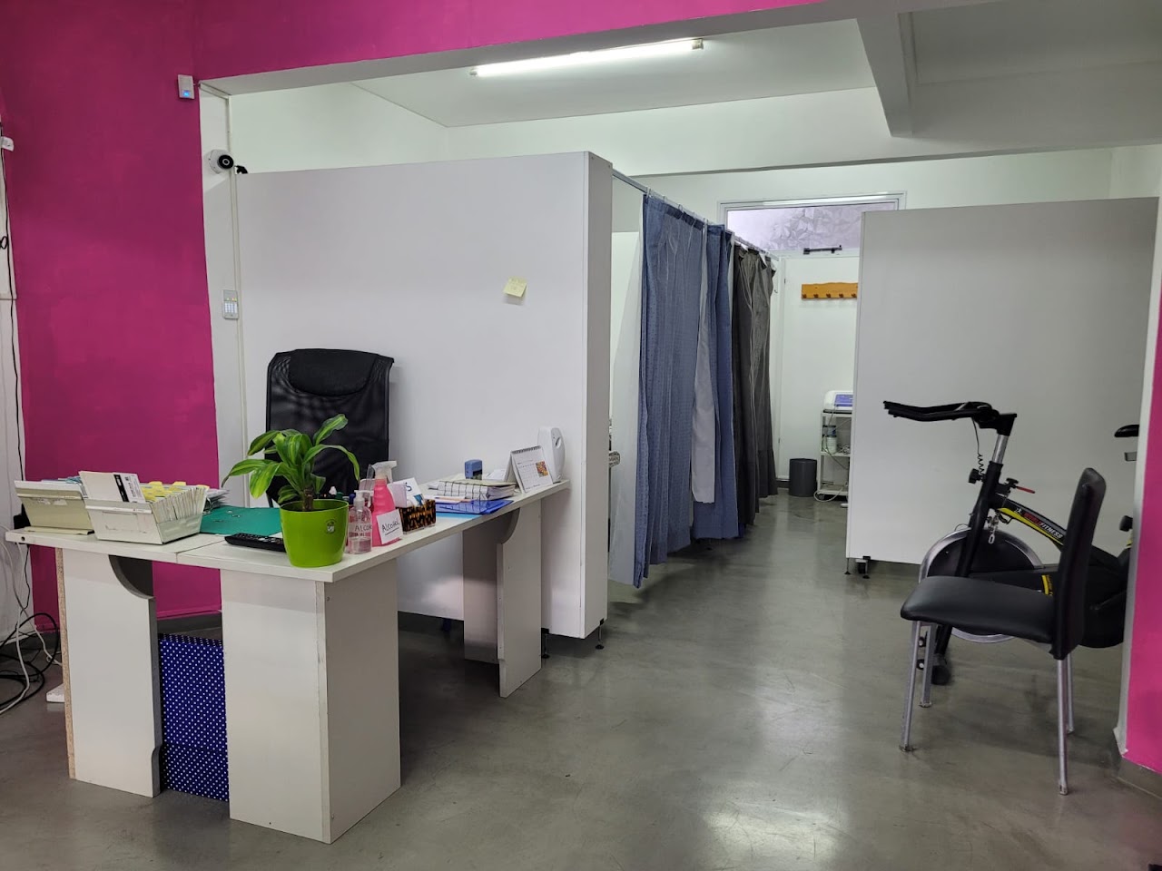 Gimnasio terapéutico con reformers de pilates y área de readaptación